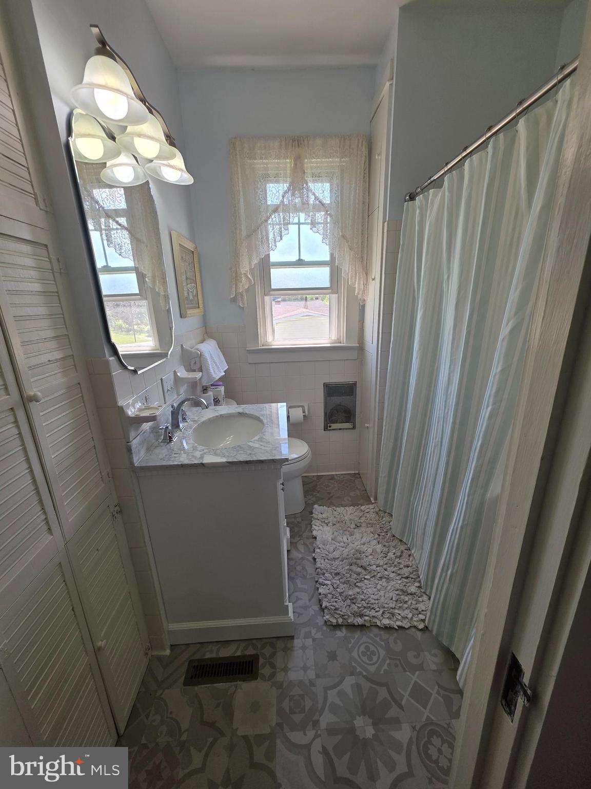 175 South Court Street Luray, VA 22835 - Photo 18 of 43 Upper bathroom with tub shower