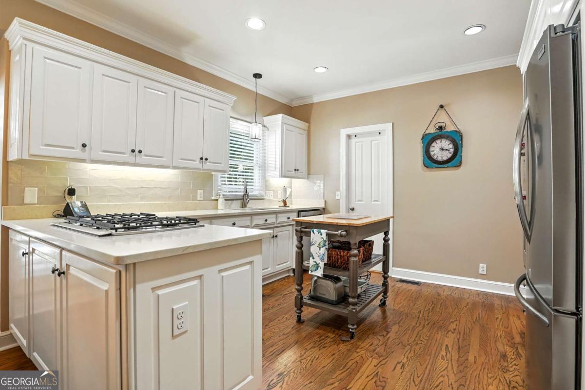 202 Vassar Point Drive St. Simons, GA 31522 - Photo 10 of 62 a kitchen with a stove a refrigerator and a cabinets