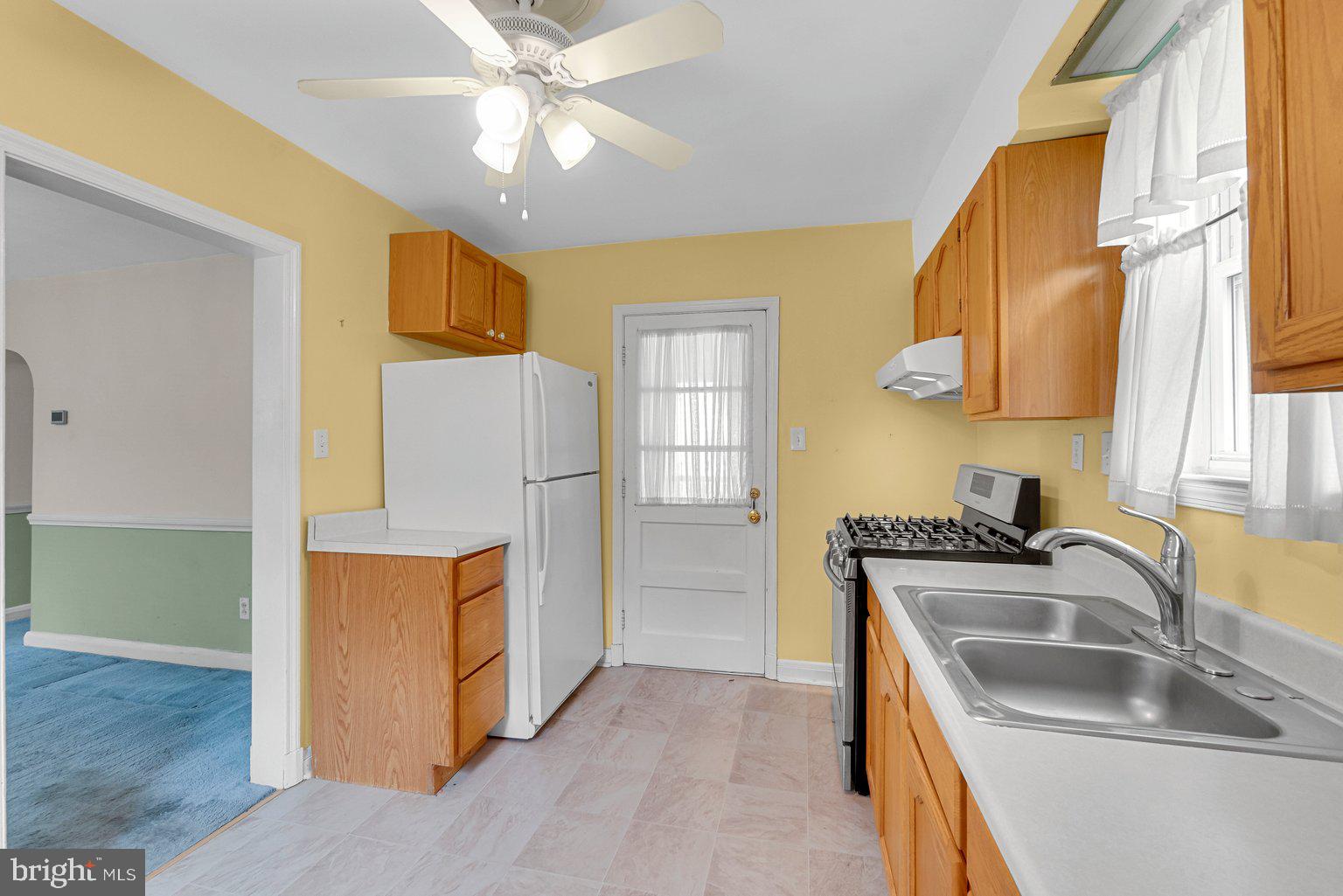 523 Brook Road Towson, MD 21286 - Photo 8 of 26 Ceiling Fan And Access To Rear Screen Room