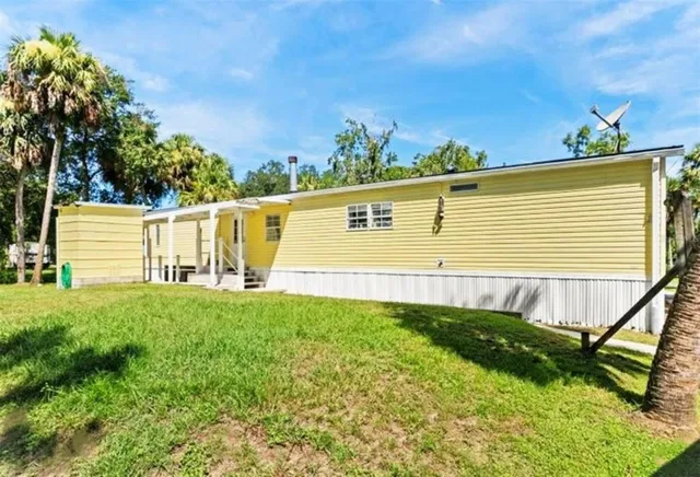 a view of a backyard