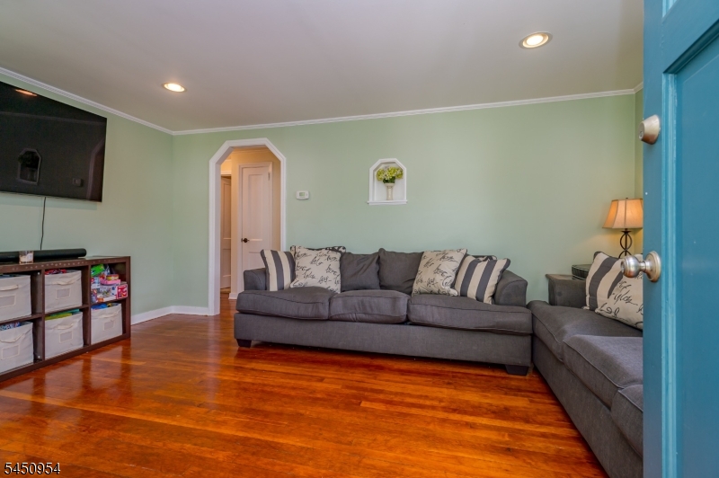 4 Ruth Place Middlesex, NJ 08846 - Photo 5 of 27 Gallery Image 5