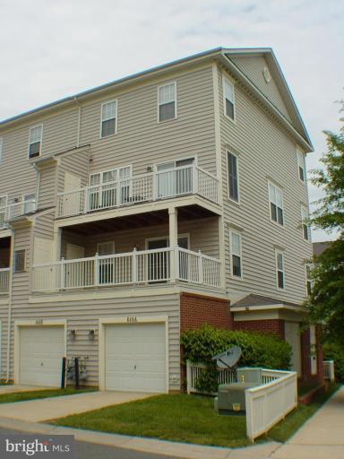649 Main Street, Unit A Gaithersburg, MD 20878 - Photo 3 of 9 Private Driveway!