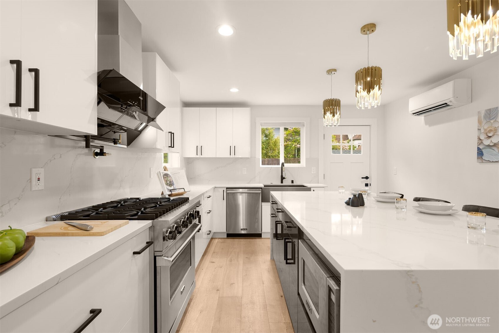 4326 Northeast 44th Street Seattle, WA 98105 - Photo 6 of 38