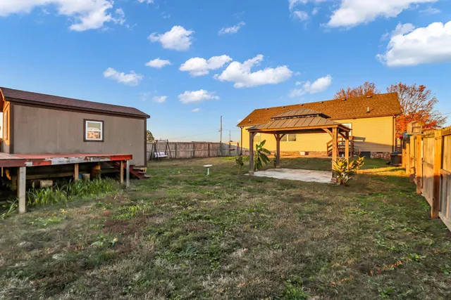 a view of a backyard