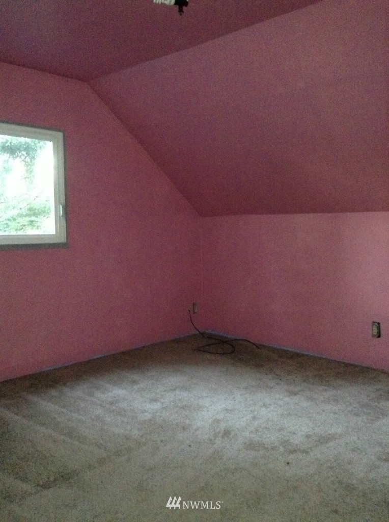 6627 Northeast 4th Street Renton, WA 98059 - Photo 16 of 25