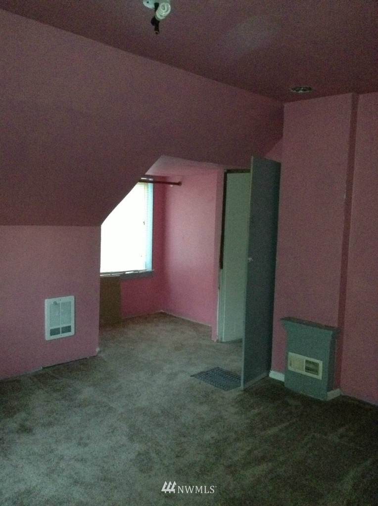6627 Northeast 4th Street Renton, WA 98059 - Photo 17 of 25