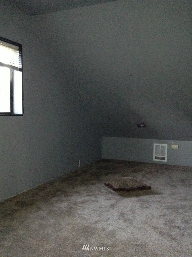 6627 Northeast 4th Street Renton, WA 98059 - Photo 18 of 25