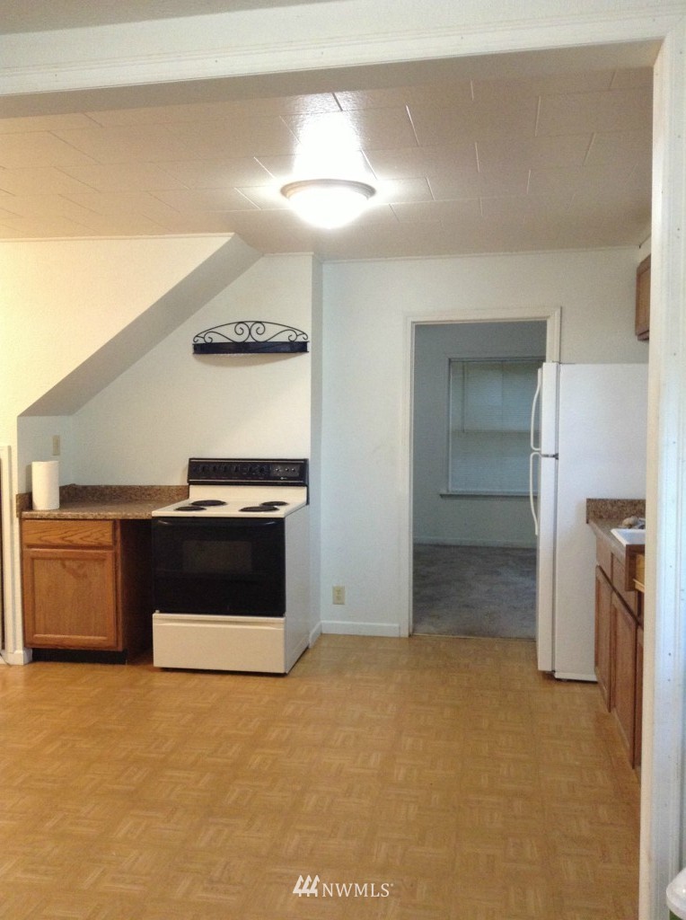 6627 Northeast 4th Street Renton, WA 98059 - Photo 4 of 25