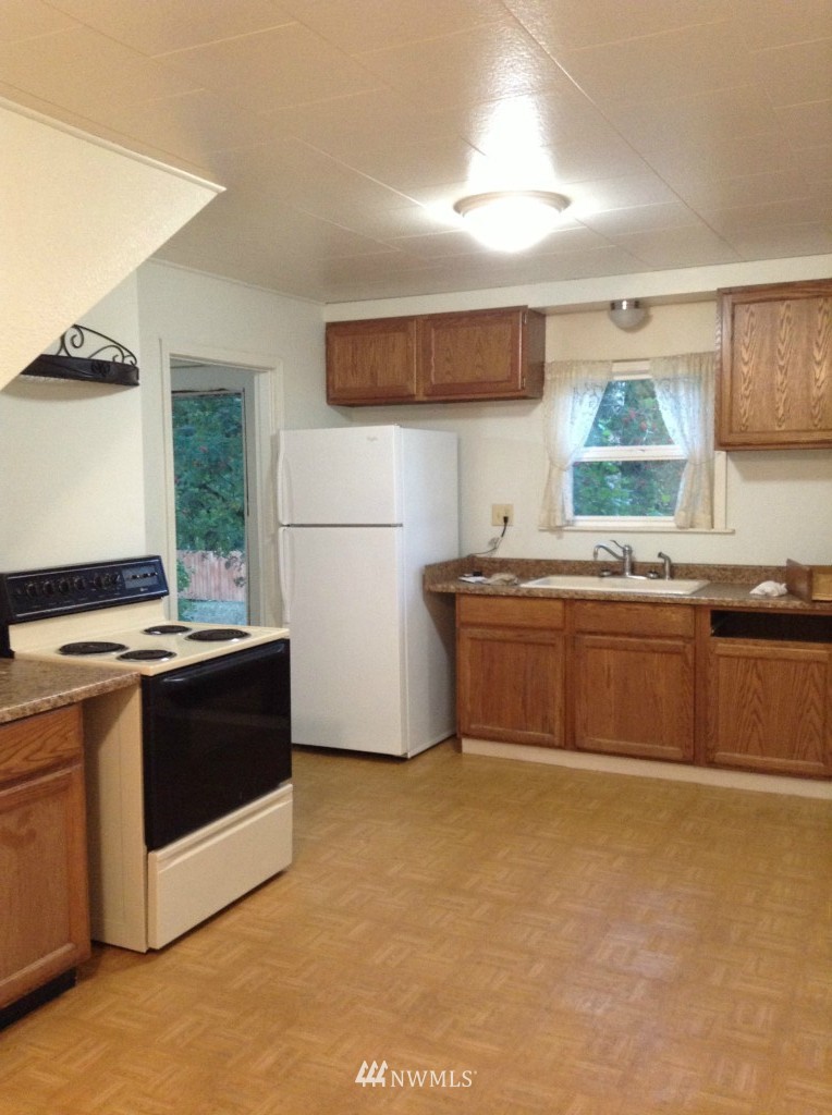 6627 Northeast 4th Street Renton, WA 98059 - Photo 5 of 25