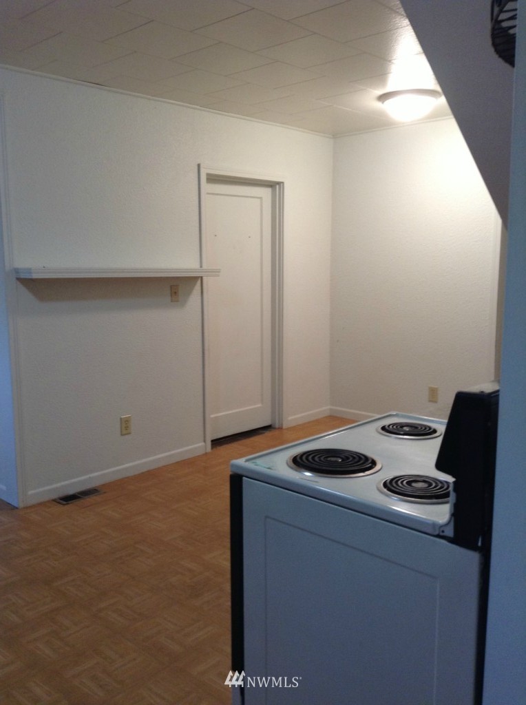 6627 Northeast 4th Street Renton, WA 98059 - Photo 6 of 25