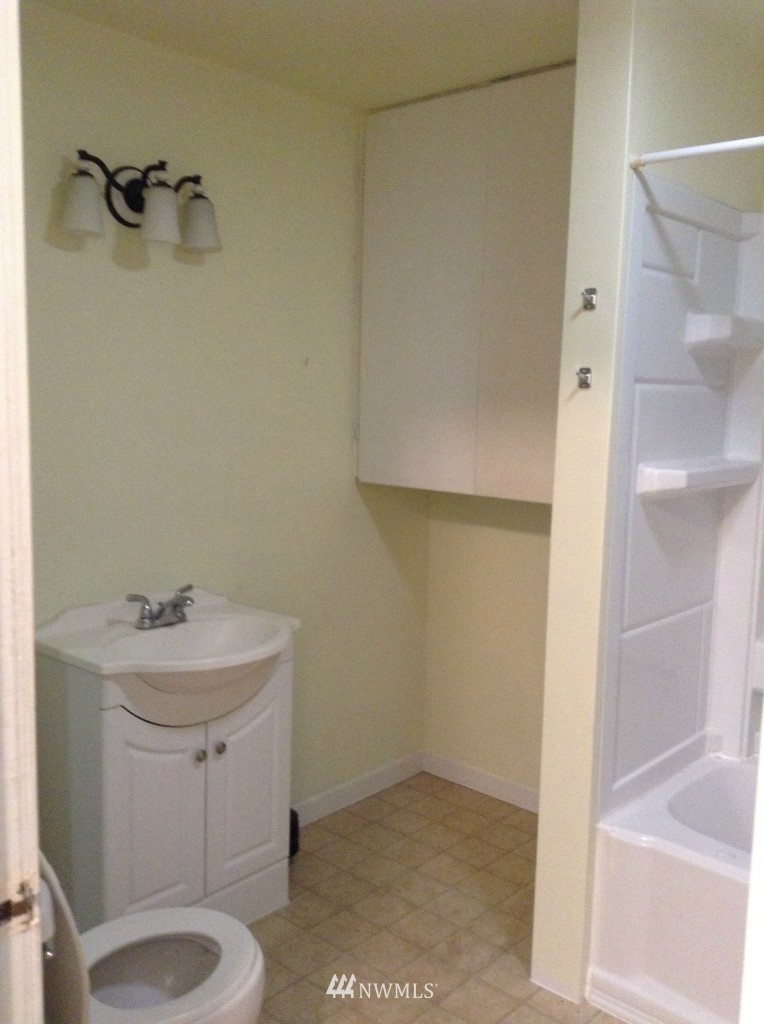 6627 Northeast 4th Street Renton, WA 98059 - Photo 7 of 25