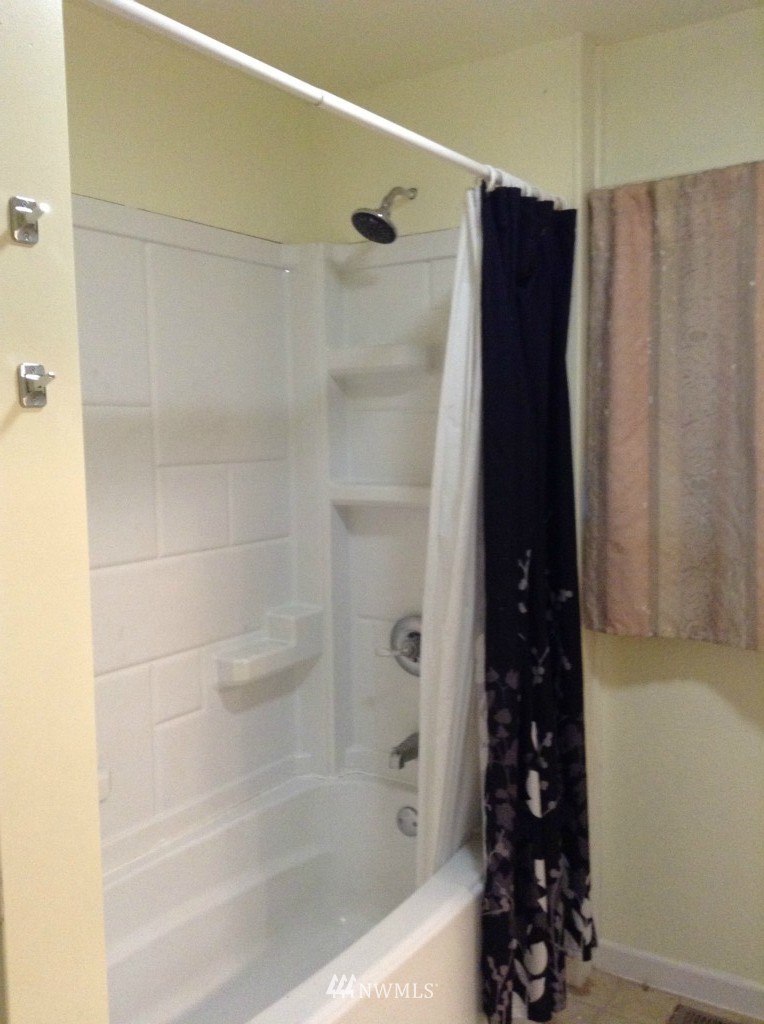 6627 Northeast 4th Street Renton, WA 98059 - Photo 8 of 25