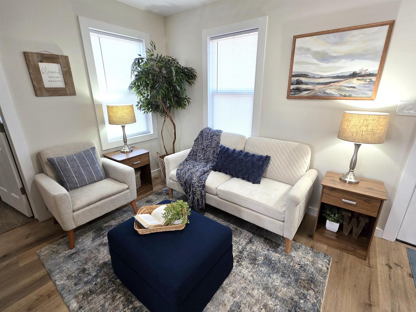 312 Lincoln Avenue Flora, IL 62839 - Photo 17 of 80 a living room with furniture and a lamp