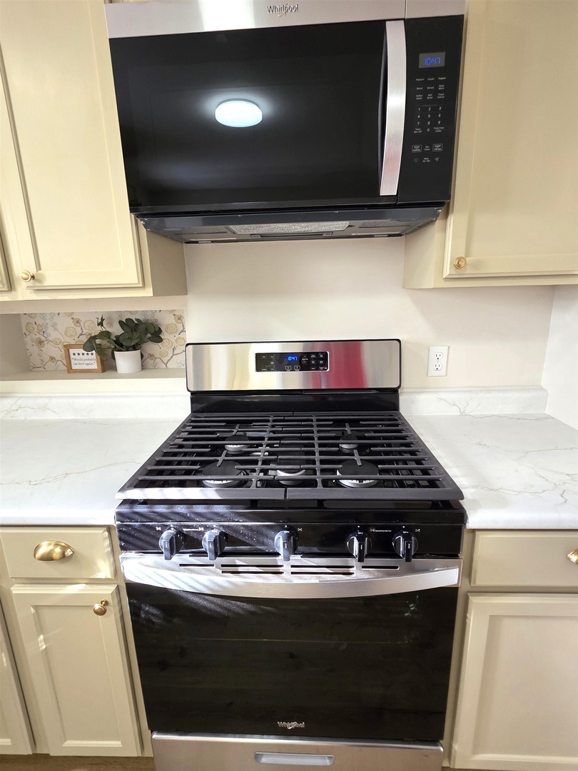312 Lincoln Avenue Flora, IL 62839 - Photo 28 of 80 a stove top oven sitting inside of a kitchen