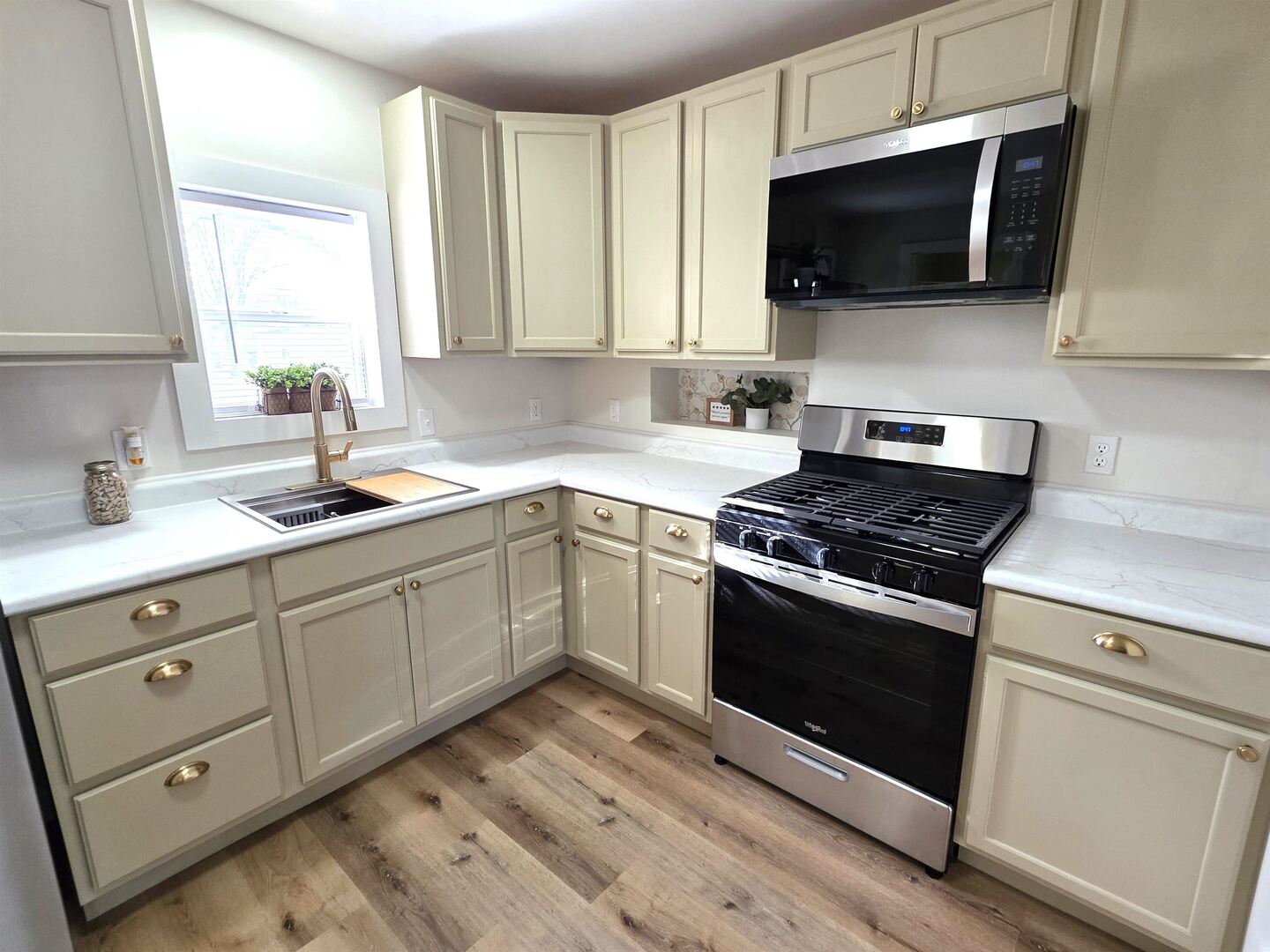 312 Lincoln Avenue Flora, IL 62839 - Photo 4 of 80 a kitchen with cabinets stainless steel appliances and window