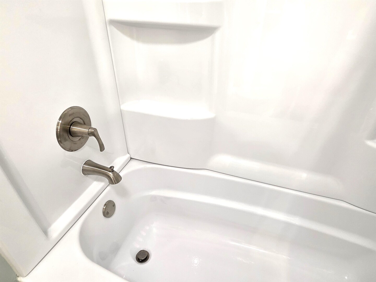 312 Lincoln Avenue Flora, IL 62839 - Photo 60 of 80 a bathroom with a white bath tub