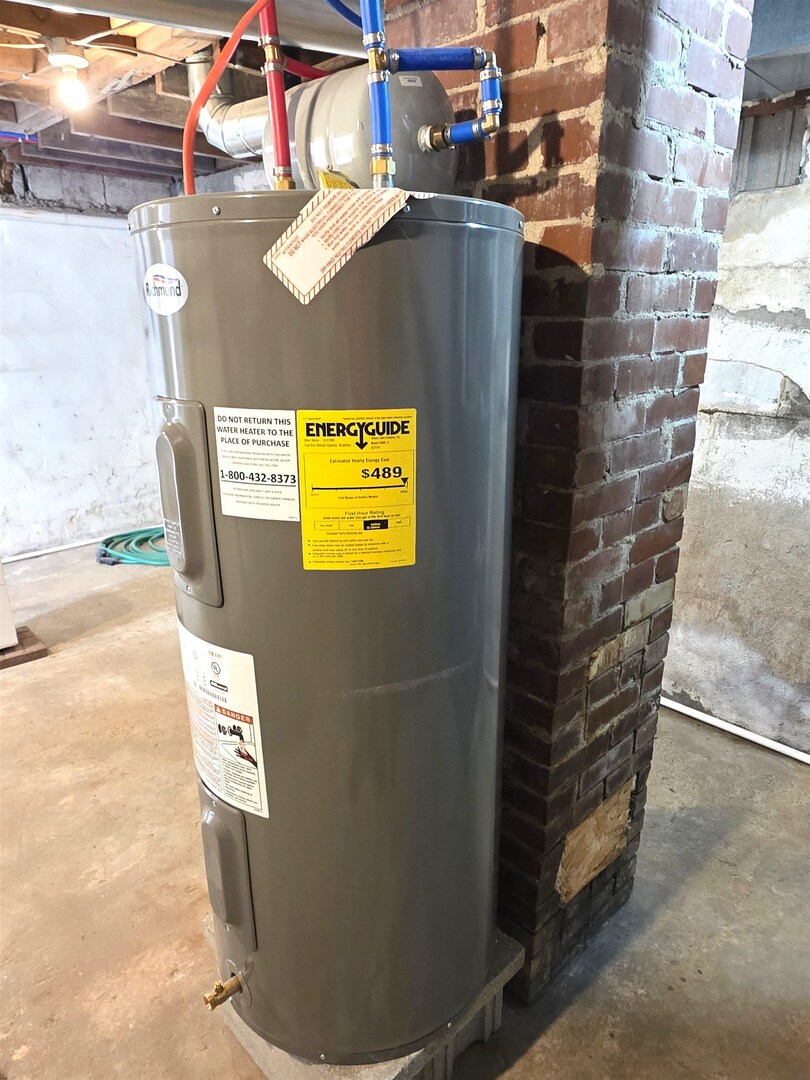 312 Lincoln Avenue Flora, IL 62839 - Photo 65 of 80 a view of water heater room