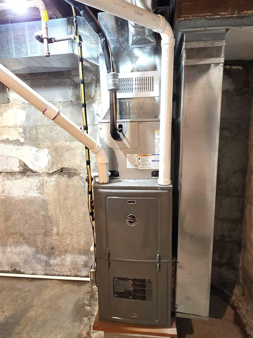 312 Lincoln Avenue Flora, IL 62839 - Photo 69 of 80 a bathroom with a granite countertop shower a sink and a mirror