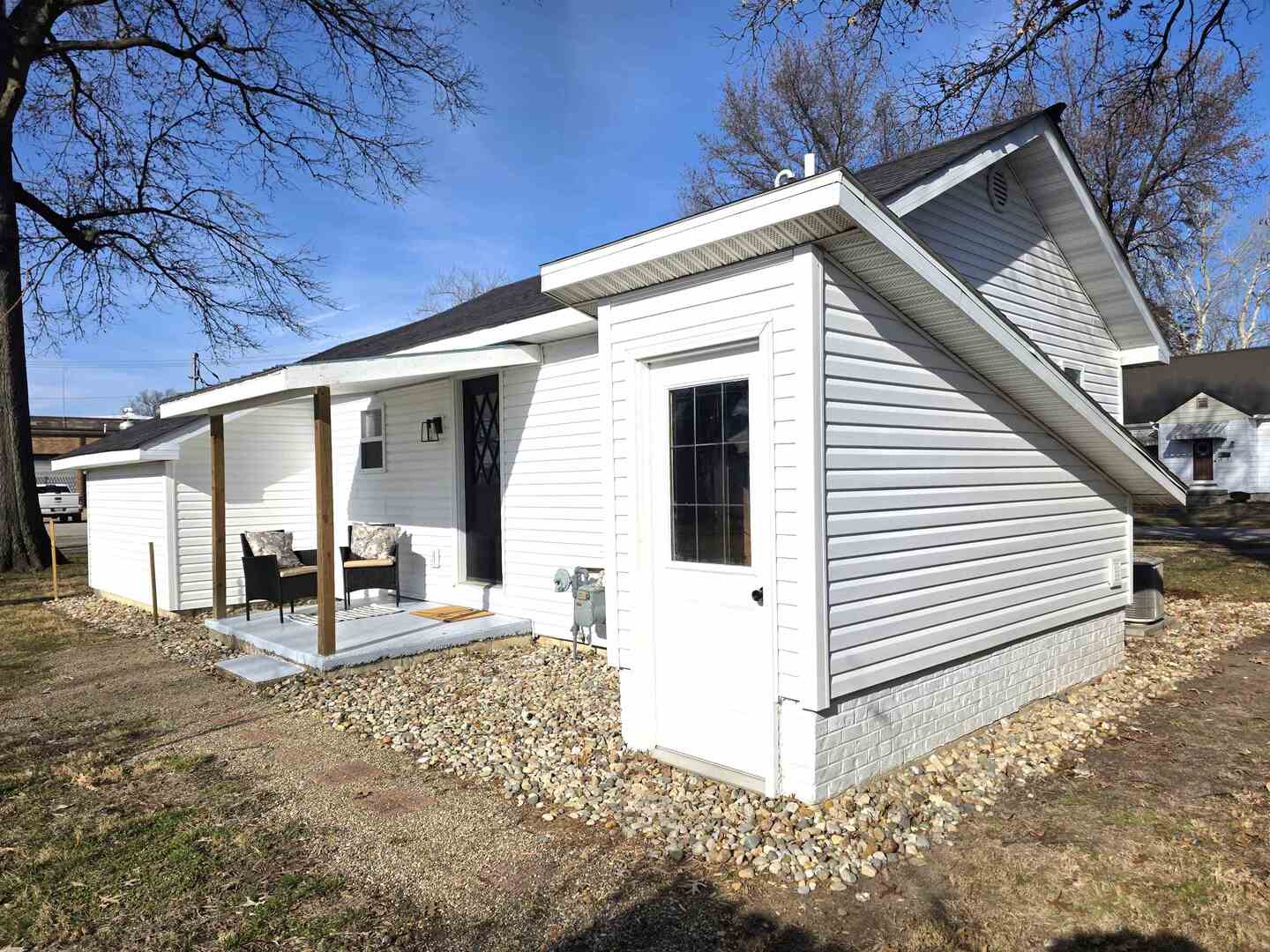 312 Lincoln Avenue Flora, IL 62839 - Photo 8 of 80 a view of a house with backyard and sitting area