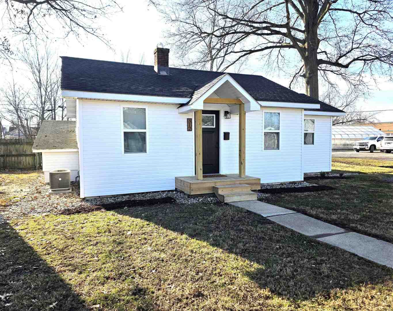 312 Lincoln Avenue Flora, IL 62839 - Photo 10 of 80 a front view of a house with a yard