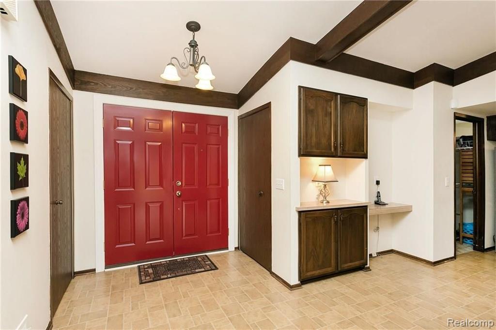 304 Coldiron Drive Rochester Hills, MI 48307 - Photo 3 of 31