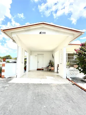 a view of a very nice looking building