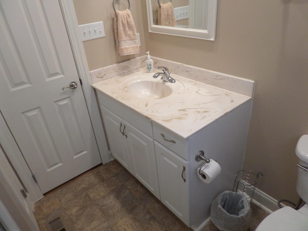 103 Cascade Lane Oak Ridge, TN 37830 - Photo 19 of 31 Hall Bathroom 2