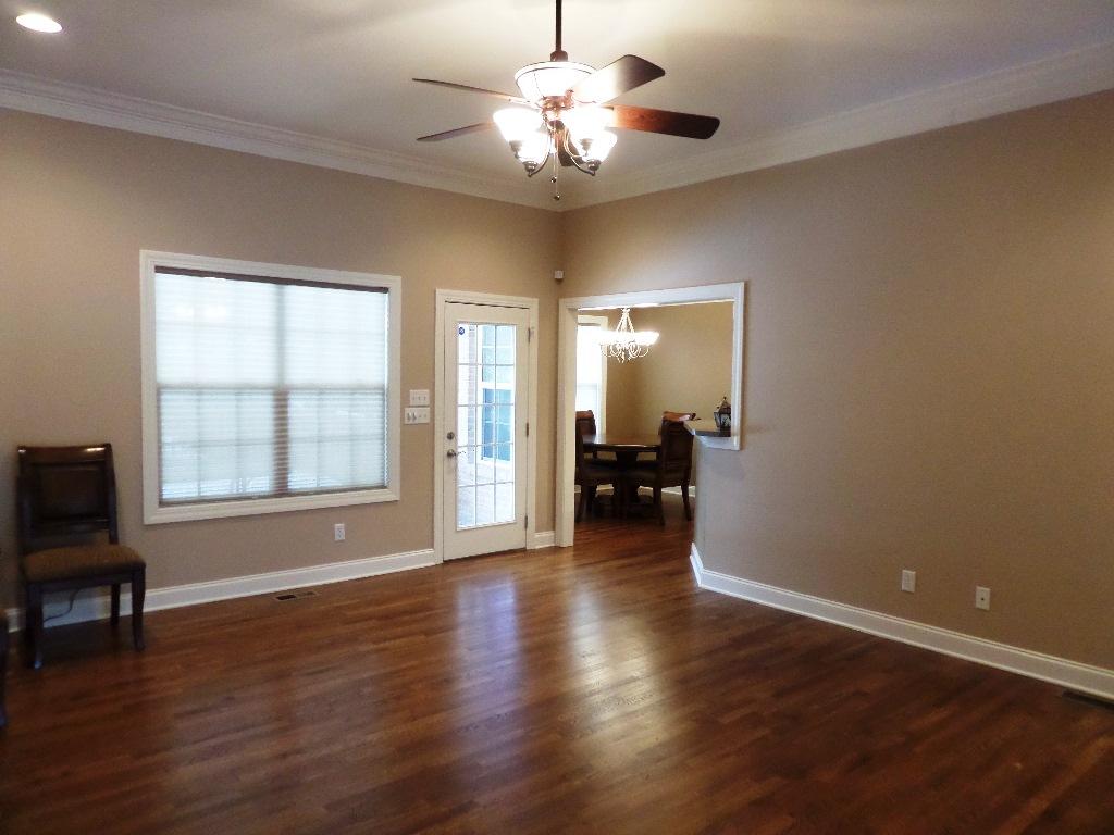 103 Cascade Lane Oak Ridge, TN 37830 - Photo 10 of 31 Living Room