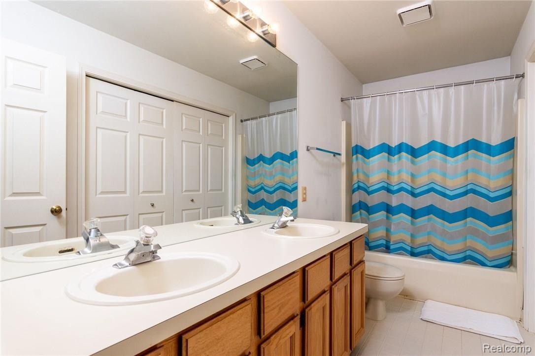 1186 Thames Drive Rochester, MI 48307 - Photo 24 of 30 Hall Bath RM(double sink)