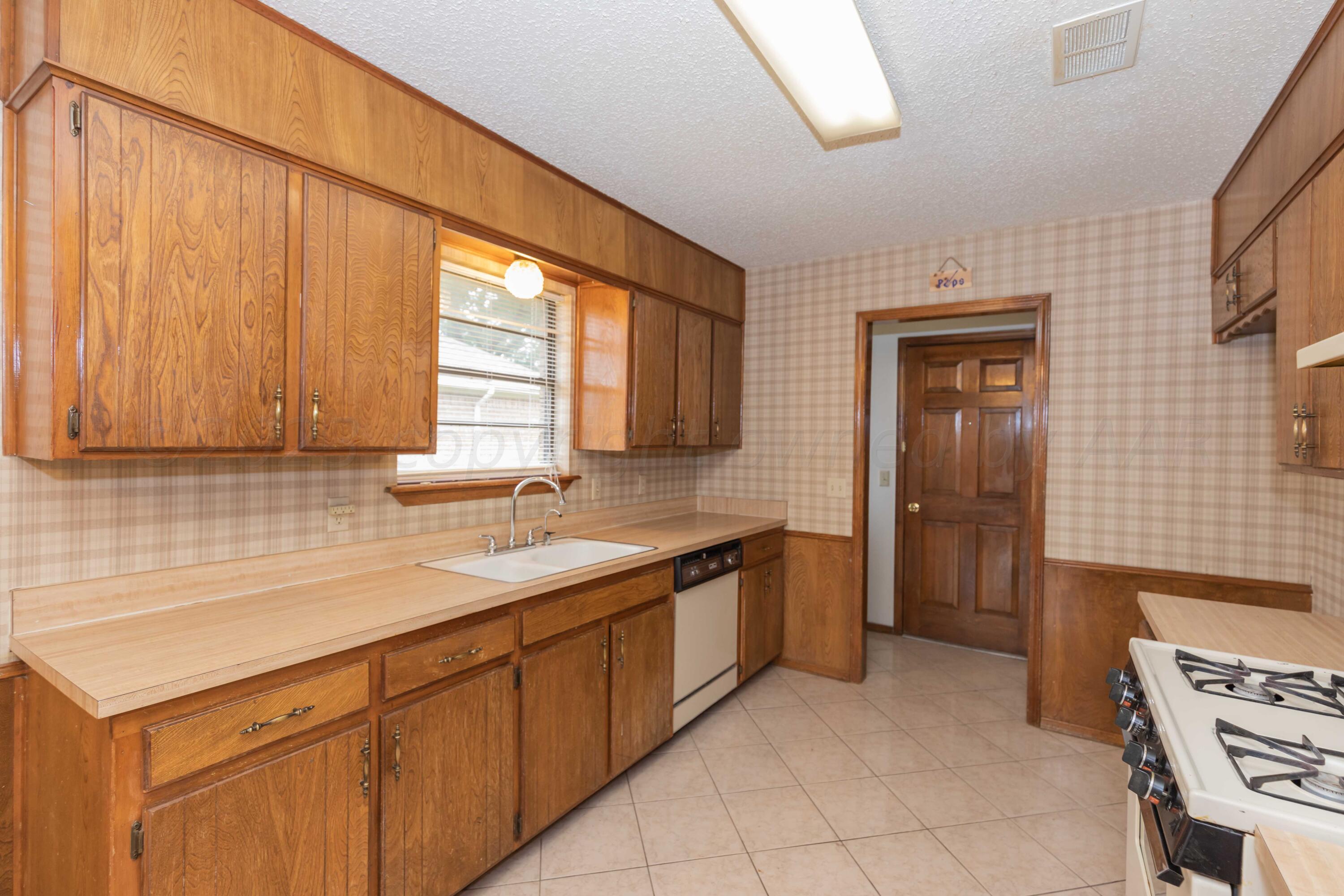 6006 Rutgers Street Amarillo, TX 79109 - Photo 11 of 40 KITCHEN VIEW 2