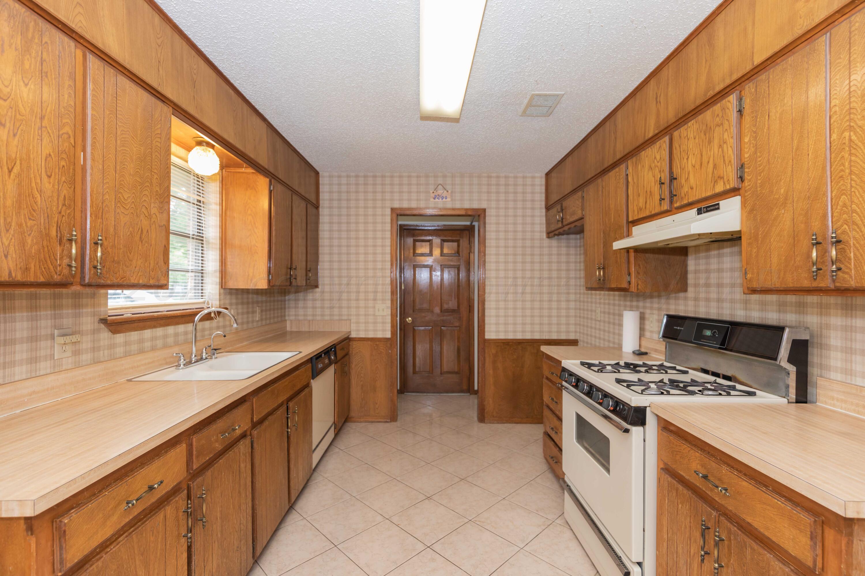 6006 Rutgers Street Amarillo, TX 79109 - Photo 10 of 40 KITCHEN VIEW 1