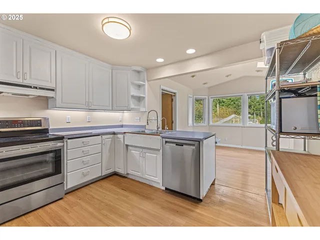 $565,000 | 93521 Pleasant Valley Lane, Myrtle Point, OR 97458