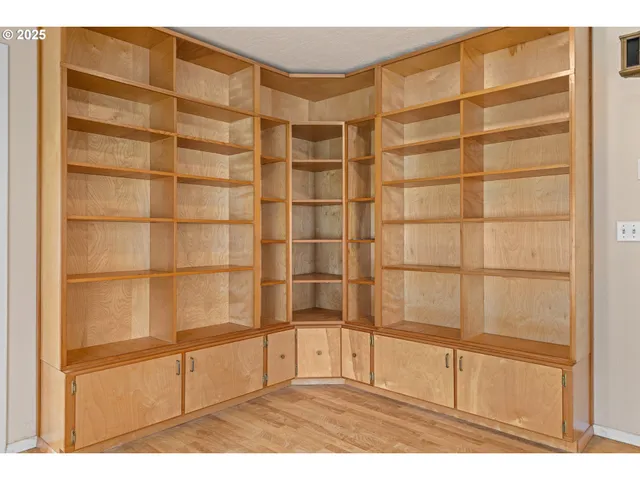 $565,000 | 93521 Pleasant Valley Lane, Myrtle Point, OR 97458