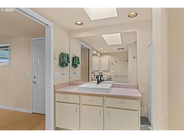 $565,000 | 93521 Pleasant Valley Lane, Myrtle Point, OR 97458