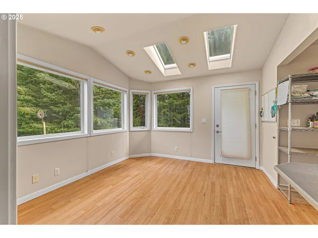 $565,000 | 93521 Pleasant Valley Lane, Myrtle Point, OR 97458