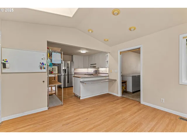 $565,000 | 93521 Pleasant Valley Lane, Myrtle Point, OR 97458