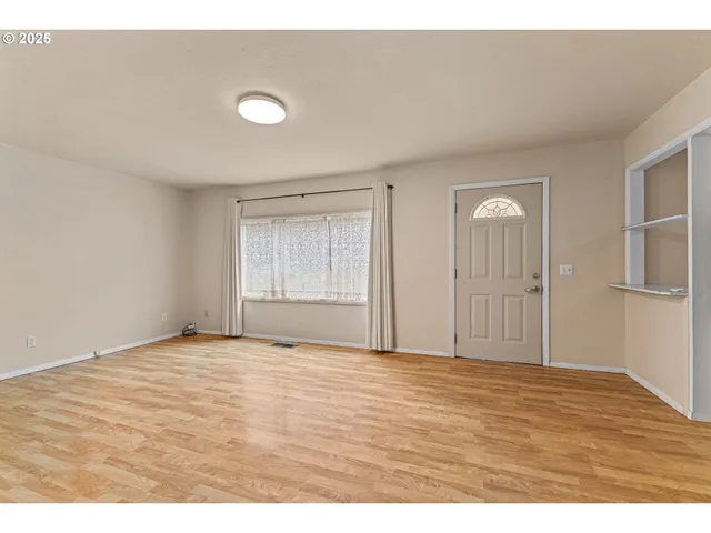 $565,000 | 93521 Pleasant Valley Lane, Myrtle Point, OR 97458