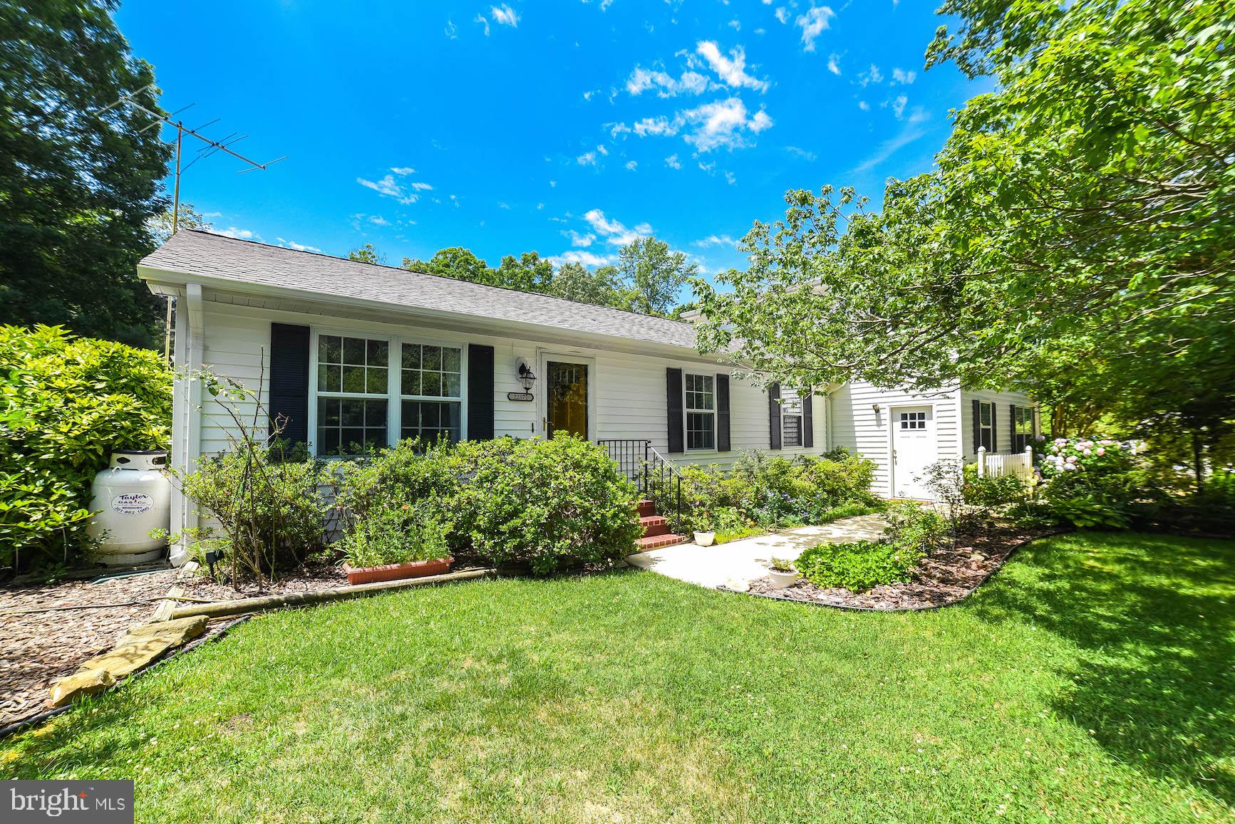 Approximately 3000sqft Home on 1.83 Acres!
