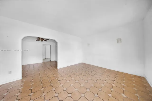 a view of backyard of a building