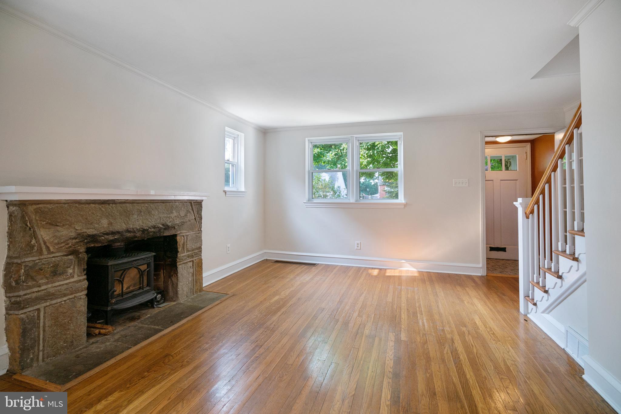 112 Crooked Billet Road Hatboro, PA 19040 - Photo 5 of 28 Living Room