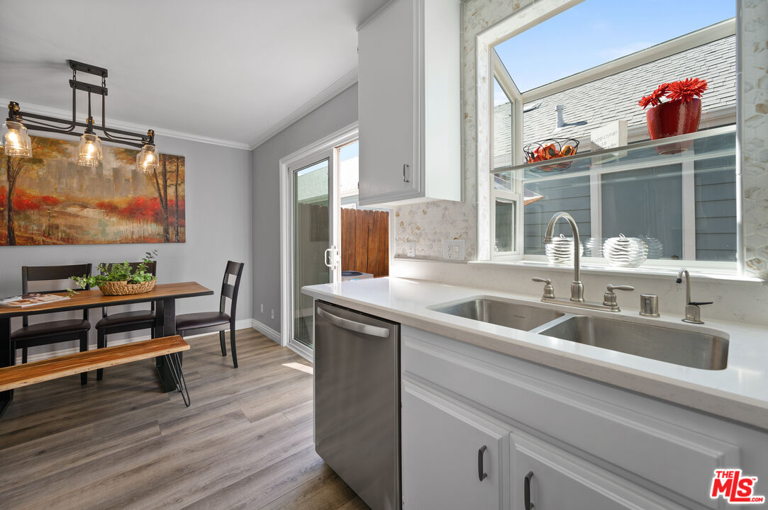591 Garfield Avenue, Unit 5 Pasadena, CA 91101 - Photo 18 of 48 a living room with furniture and a flat screen tv