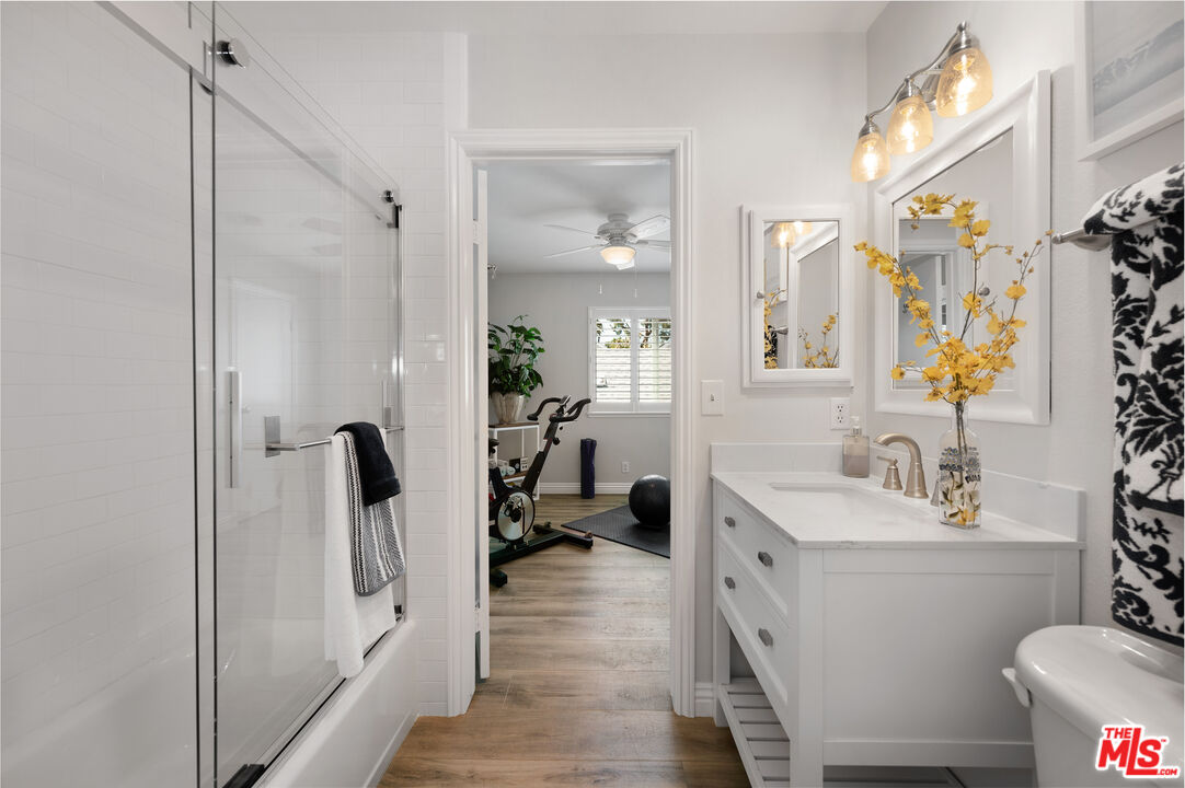591 Garfield Avenue, Unit 5 Pasadena, CA 91101 - Photo 31 of 48 a bathroom with a tub sink and mirror