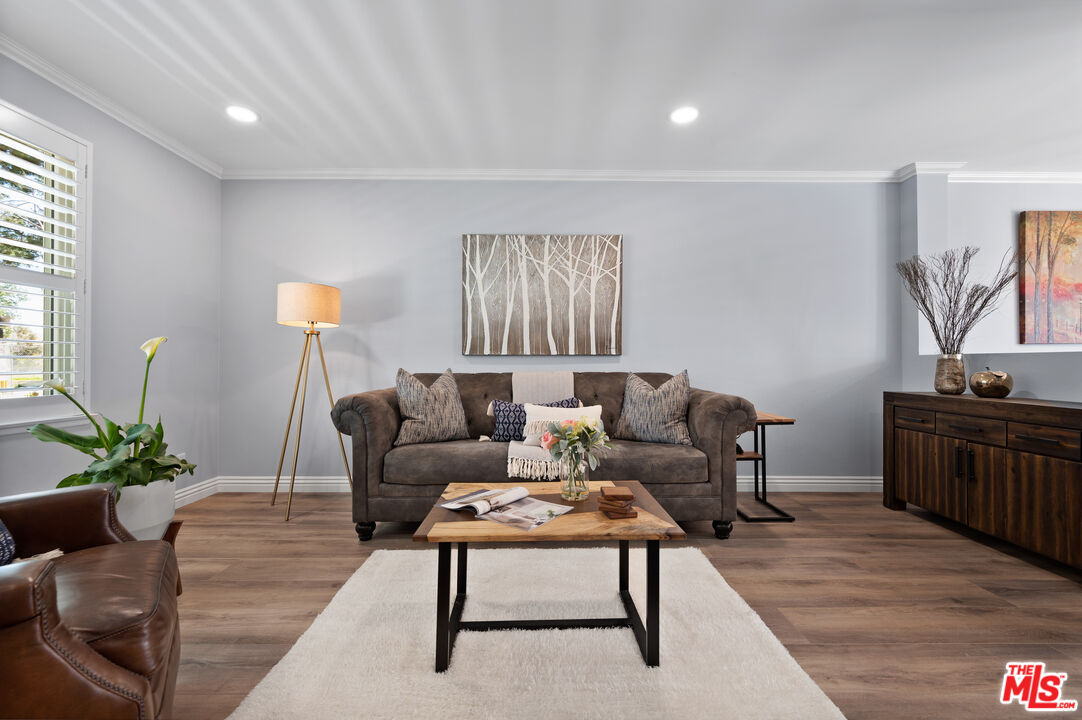 591 Garfield Avenue, Unit 5 Pasadena, CA 91101 - Photo 4 of 48 a living room with furniture and a wooden floor