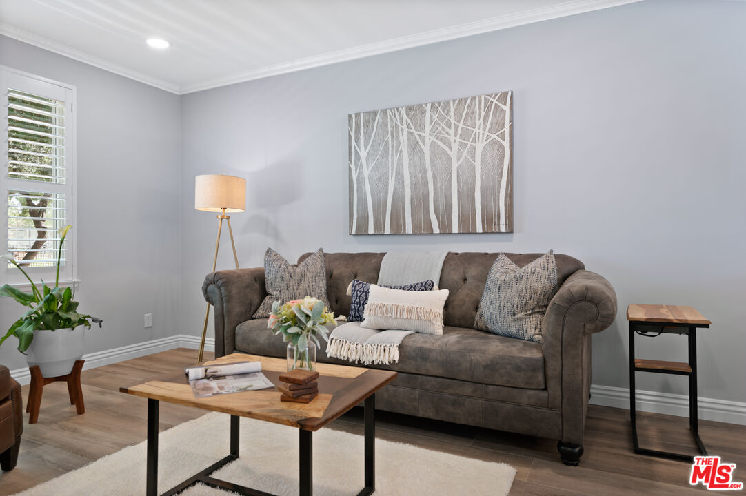 591 Garfield Avenue, Unit 5 Pasadena, CA 91101 - Photo 5 of 48 a living room with furniture and a potted plant