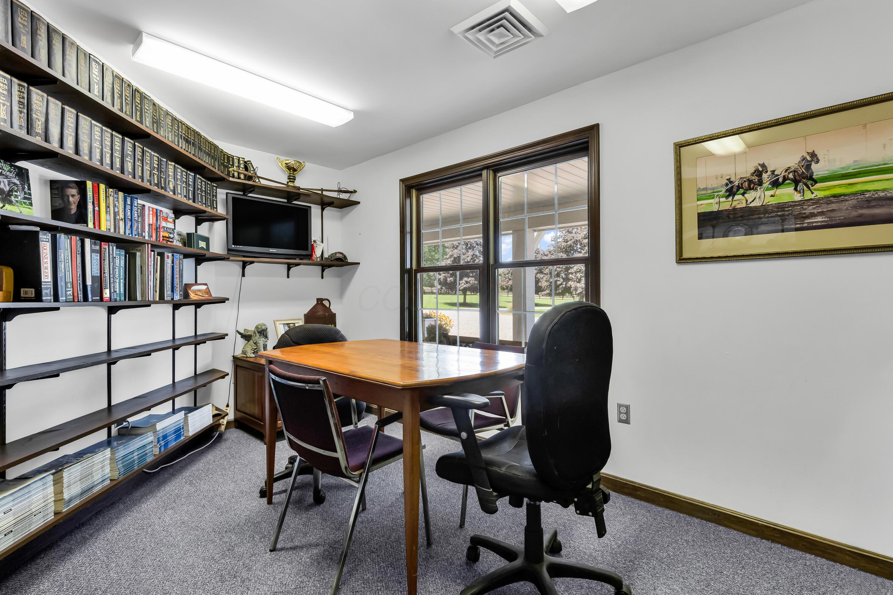 5701 Lancaster-Circleville Road Southwest Lancaster, OH 43130 - Photo 90 of 144 17. Office 1