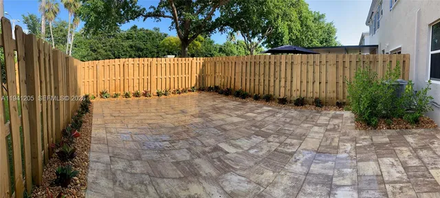 a view of a backyard