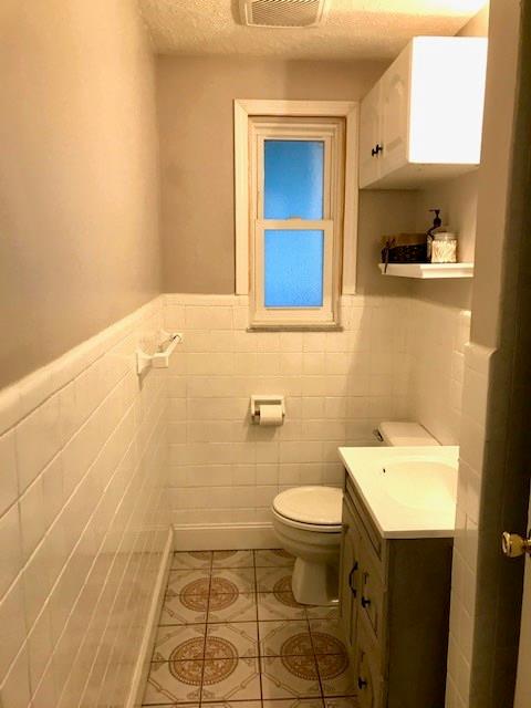 500 Sleepy Hollow Road Pittsburgh, PA 15228 - Photo 10 of 20 Main floor full bath