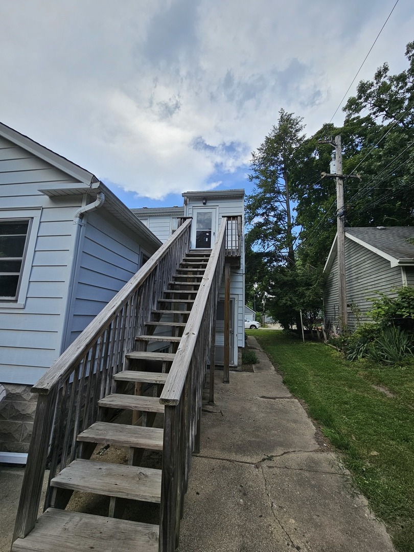 211 Edwards Avenue, Unit 2 West Dundee, IL 60118 - Photo 2 of 2 a view of entryway with yard