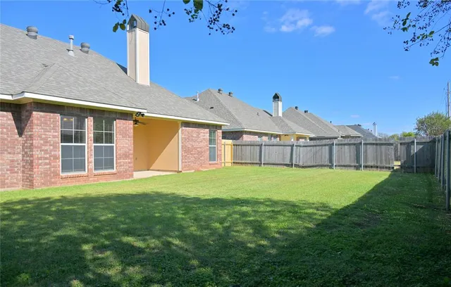 a view of a house with backyard and garden