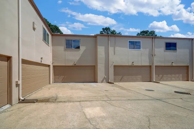 $2,595 | 1115 Augusta Drive, Unit 29, Houston, TX 77057